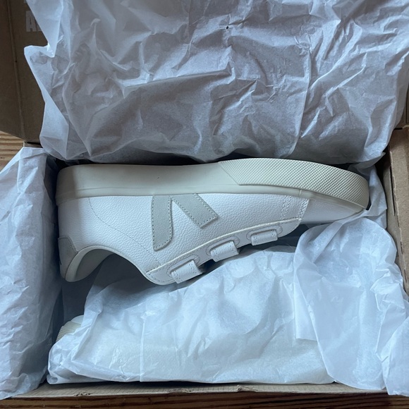 Veja Women’s Recife Sneaker - Picture 9 of 11